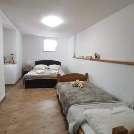 Apartman Ane - *