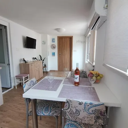 Apartman Ane - *